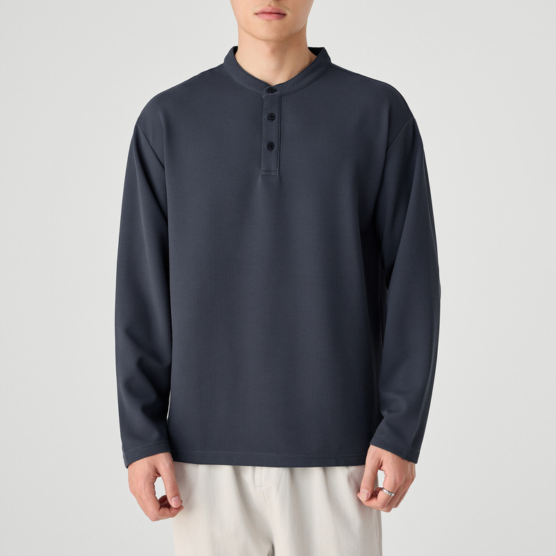 Muška dugačka majica s minimalističkim dizajnom, poliesterska mješavina, okrugli izrez, slim fit.