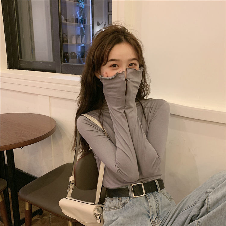 Magas nyakú póló poliészter anyagból, hosszú ujjak, karcsú szabás, ősz 2024