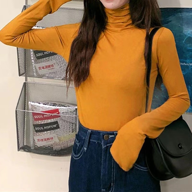 Magas nyakú póló poliészter anyagból, hosszú ujjak, karcsú szabás, ősz 2024