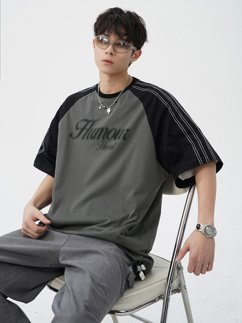 Raglan rankovių marškinėliai, apvalus kaklas, 100% medvilnė, laisvas kirpimas, grafinis atspaudas