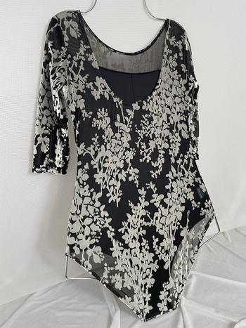 Βελούδινο ενιαίο ρούχο χορού λατιν με μακρύ μανίκι, στρογγυλός λαιμός; ύφασμα: συνθετικό μείγμα 80% νάιλον; επένδυση: γαλάκτωδες μετάξι 80% πολυεστέρα; μοτίβο: σπασμένα λουλούδια; κατάλληλο για λατινικό χορό, μπολέμ και φολκ.