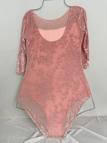 Βελούδινο ενιαίο ρούχο χορού λατιν με μακρύ μανίκι, στρογγυλός λαιμός; ύφασμα: συνθετικό μείγμα 80% νάιλον; επένδυση: γαλάκτωδες μετάξι 80% πολυεστέρα; μοτίβο: σπασμένα λουλούδια; κατάλληλο για λατινικό χορό, μπολέμ και φολκ.