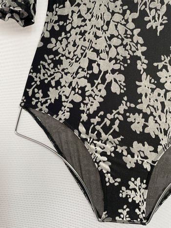 Βελούδινο ενιαίο ρούχο χορού λατιν με μακρύ μανίκι, στρογγυλός λαιμός; ύφασμα: συνθετικό μείγμα 80% νάιλον; επένδυση: γαλάκτωδες μετάξι 80% πολυεστέρα; μοτίβο: σπασμένα λουλούδια; κατάλληλο για λατινικό χορό, μπολέμ και φολκ.