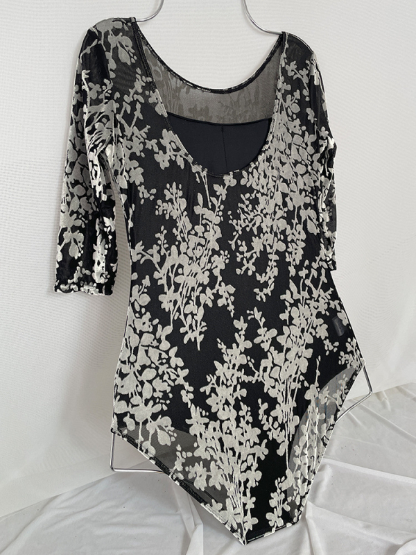 Βελούδινο ενιαίο ρούχο χορού λατιν με μακρύ μανίκι, στρογγυλός λαιμός; ύφασμα: συνθετικό μείγμα 80% νάιλον; επένδυση: γαλάκτωδες μετάξι 80% πολυεστέρα; μοτίβο: σπασμένα λουλούδια; κατάλληλο για λατινικό χορό, μπολέμ και φολκ.