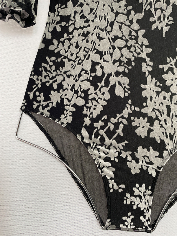 Βελούδινο ενιαίο ρούχο χορού λατιν με μακρύ μανίκι, στρογγυλός λαιμός; ύφασμα: συνθετικό μείγμα 80% νάιλον; επένδυση: γαλάκτωδες μετάξι 80% πολυεστέρα; μοτίβο: σπασμένα λουλούδια; κατάλληλο για λατινικό χορό, μπολέμ και φολκ.