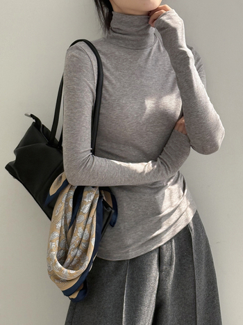 Tencel Lyocell pikkade varrukatega naiste T-särk, kõrge kaelus, slim istuvus, ühes toonis muster, sügis 2025