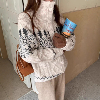 Ženski kardigan, debeli pleteni, ovratnik, Fair Isle jacquard uzorak s prugama/karom, kolažni detalji, viskozna vlakna, Jesen 2025