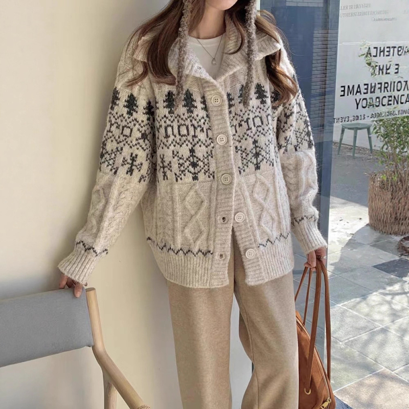 Ženski kardigan, debeli pleteni, ovratnik, Fair Isle jacquard uzorak s prugama/karom, kolažni detalji, viskozna vlakna, Jesen 2025