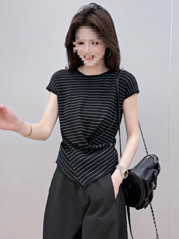 Γυναικείο πλεκτό τοπ από ακρυλικές ίνες, κοντά μανίκια, στρογγυλός γιακάς, άνετη γραμμή