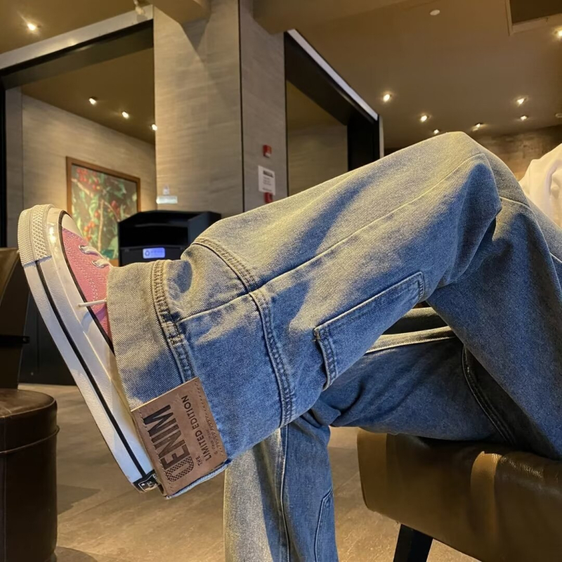 Muške traperice ravnog kroja, visok struk, pamuk denim, pranje, zatvarač, detalj s bedžem