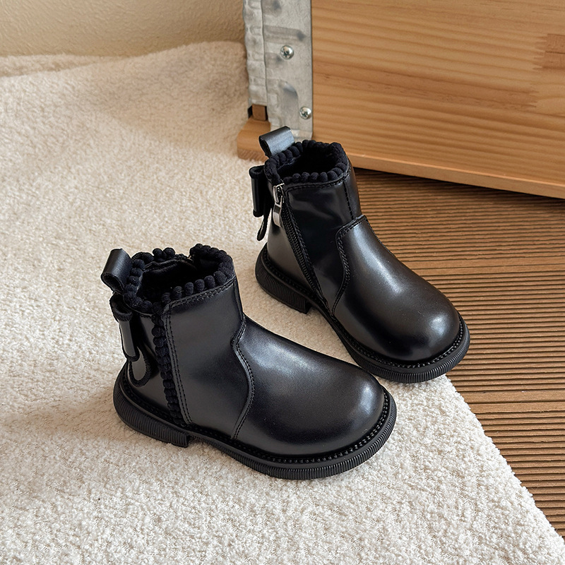 Vaikų trumpų batų britiško stiliaus žiemai 2025 — viršus iš mikropluošto odos; padas iš gumos; šoninis užtrauktukas; amžius 1–3 ir 4–6 metai.