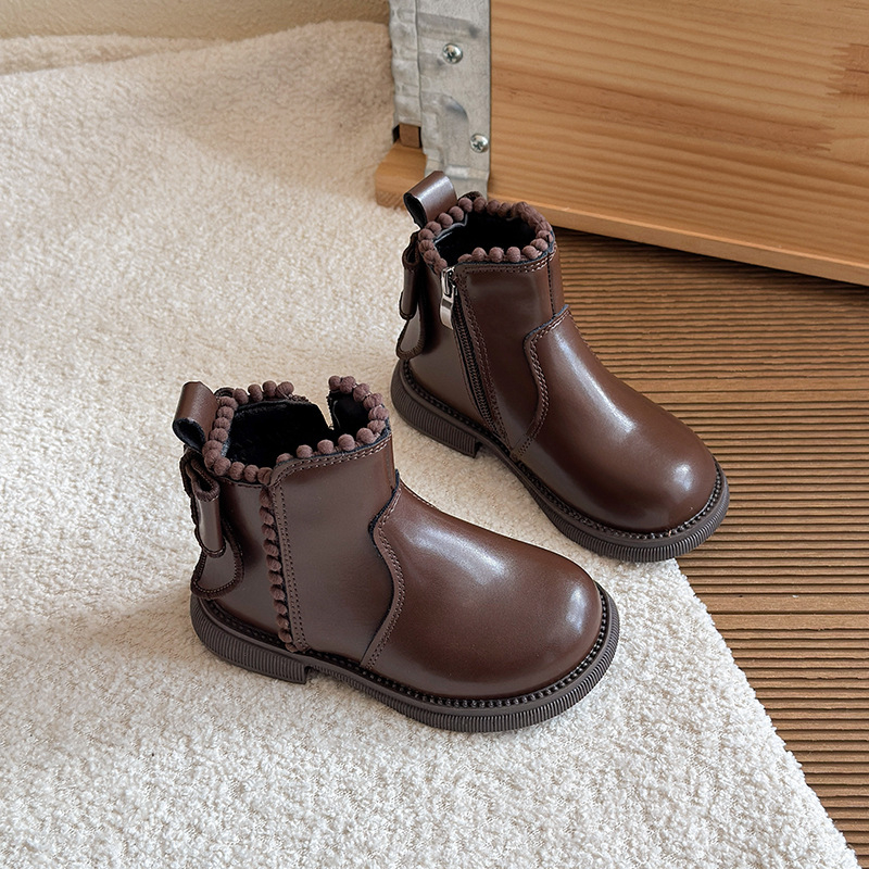 Vaikų trumpų batų britiško stiliaus žiemai 2025 — viršus iš mikropluošto odos; padas iš gumos; šoninis užtrauktukas; amžius 1–3 ir 4–6 metai.