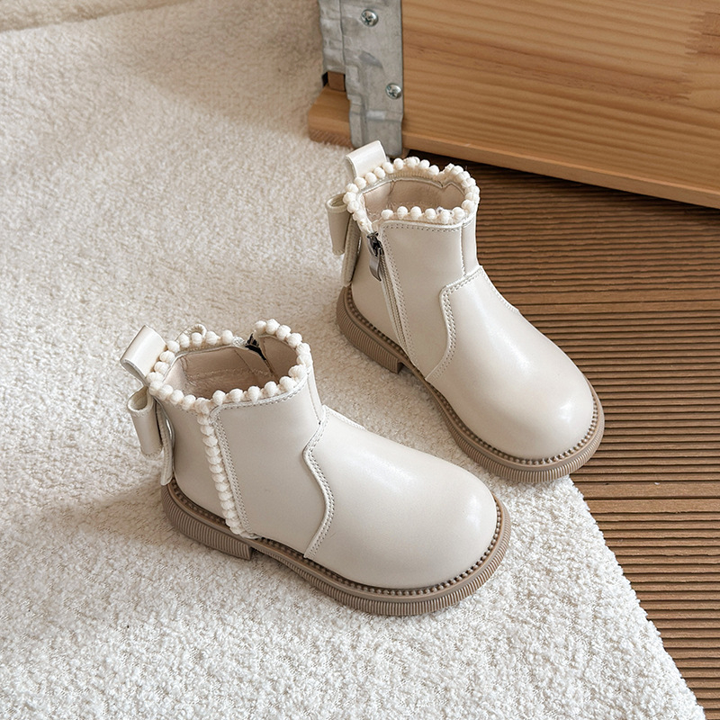 Vaikų trumpų batų britiško stiliaus žiemai 2025 — viršus iš mikropluošto odos; padas iš gumos; šoninis užtrauktukas; amžius 1–3 ir 4–6 metai.