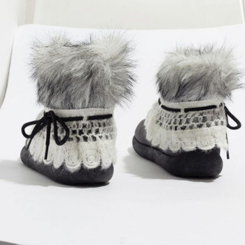 Naiste talvesed – ülemine osa mikrofiiber nahk, sisemine karusnahk, tald kumm, lühike varr, kanna kõrgus 1–3 cm (Põhijooned: Ülemine: mikrofiiber nahk; Sisetine: kunstlik karusnahk; Tald: kumm; Varrukas: lühike; Kanna kõrgus: 1–3 cm)