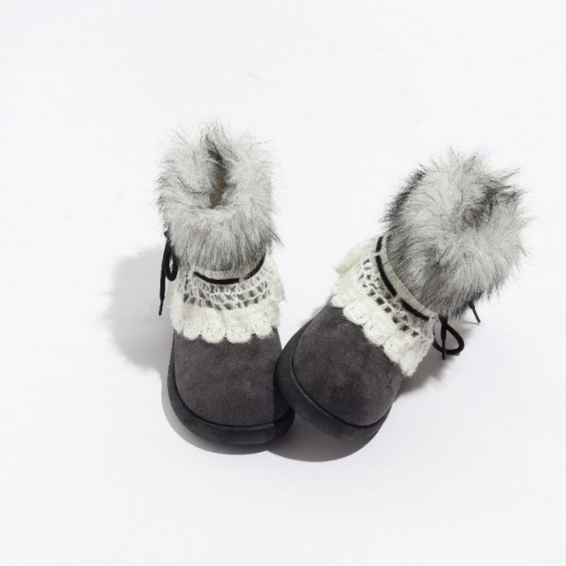 Naiste talvesed – ülemine osa mikrofiiber nahk, sisemine karusnahk, tald kumm, lühike varr, kanna kõrgus 1–3 cm (Põhijooned: Ülemine: mikrofiiber nahk; Sisetine: kunstlik karusnahk; Tald: kumm; Varrukas: lühike; Kanna kõrgus: 1–3 cm)