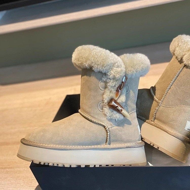 Damski sniego batai iš veršienos odos, su dirbtine trumpa kailio įdaila, mikropluošto įdėklas, gumos padas, vidutinio aukščio bateliai