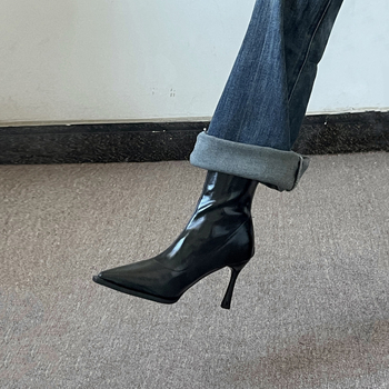 Botine de damă pentru gleznă cu vârf ascuțit, toc înalt 6–8 cm, talpă din cauciuc, material exterior fibră super, căptușeală microfibră