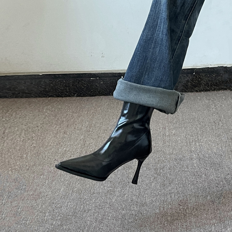 Botine de damă pentru gleznă cu vârf ascuțit, toc înalt 6–8 cm, talpă din cauciuc, material exterior fibră super, căptușeală microfibră