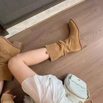 Női divat bokacsizma nubuk bőrből, gumírozott talp, középmagas szár, vastag sarka 6–8 cm, zárás Socket
