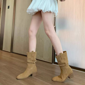 Női divat bokacsizma nubuk bőrből, gumírozott talp, középmagas szár, vastag sarka 6–8 cm, zárás Socket