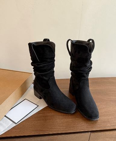 Női divat bokacsizma nubuk bőrből, gumírozott talp, középmagas szár, vastag sarka 6–8 cm, zárás Socket