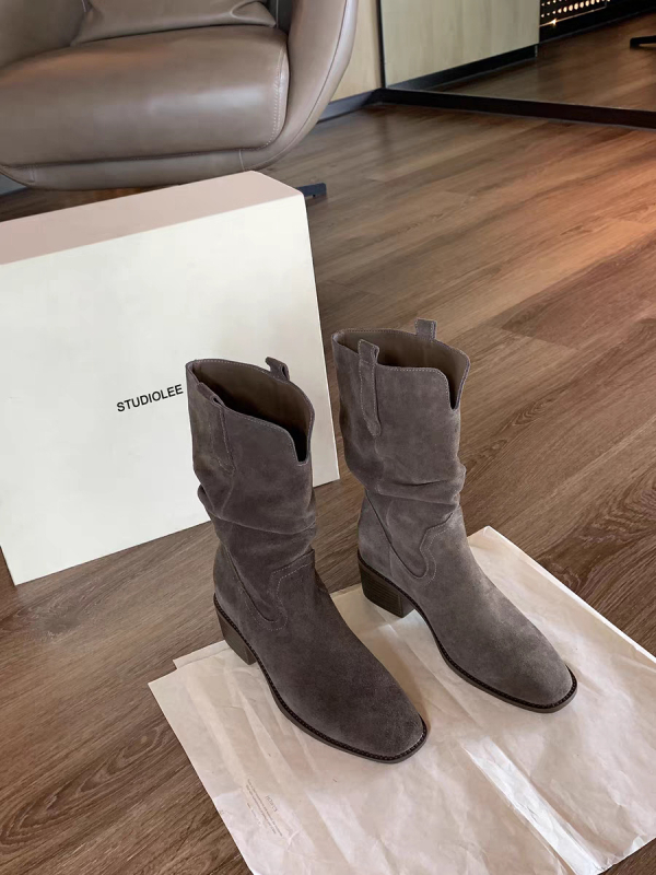 Női divat bokacsizma nubuk bőrből, gumírozott talp, középmagas szár, vastag sarka 6–8 cm, zárás Socket
