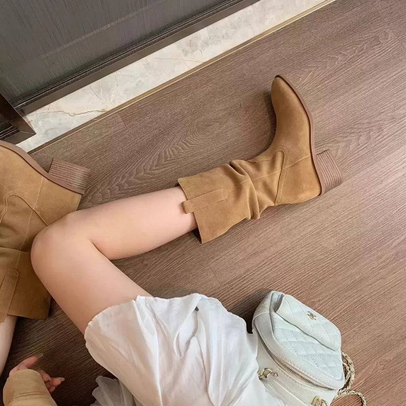 Női divat bokacsizma nubuk bőrből, gumírozott talp, középmagas szár, vastag sarka 6–8 cm, zárás Socket