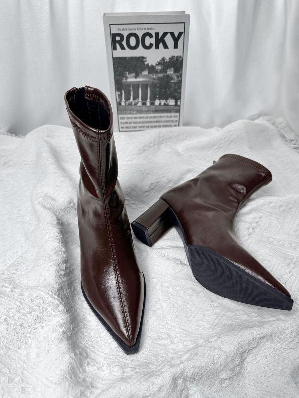 Γυναικείες μυτερές μπόττες με λεπτή γραμμή, φαρδύς τακούνι 6–8 cm, πίσω φερμουάρ, επάνω υλικό από super fiber