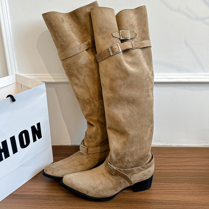 Λεπτές μπότες με ψηλό σωλήνα, μυτερή μύτη, κούμπωμα με αγκράφα, παχύ χαμηλό τακούνι 1-3 εκ