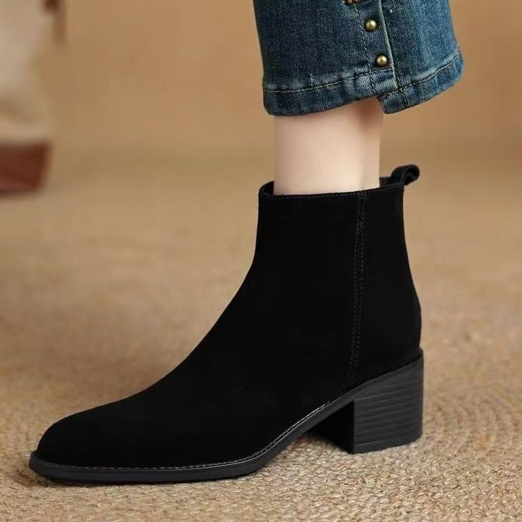 Γυναικεία μποτάκια από σουέτ σε ρετρό στυλ με στρογγυλή μύτη, φαρδύ τακούνι ύψους 3–5 cm, πλαϊνό φερμουάρ, σόλα από καουτσούκ