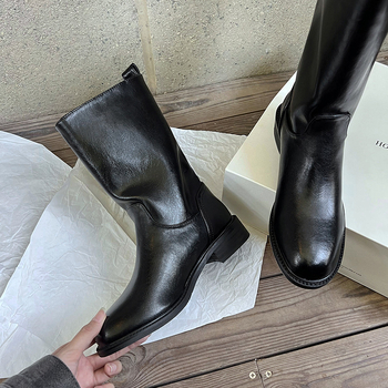 Μπότες ιπποτών – στρογγυλή μύτη; μεσαίο ύψος τακουνιού 3–5 εκ.; παχύ τακούνι; μεσαίο μήκος γάμπας; καουτσούκ σόλα