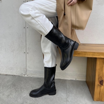 Μπότες ιπποτών – στρογγυλή μύτη; μεσαίο ύψος τακουνιού 3–5 εκ.; παχύ τακούνι; μεσαίο μήκος γάμπας; καουτσούκ σόλα