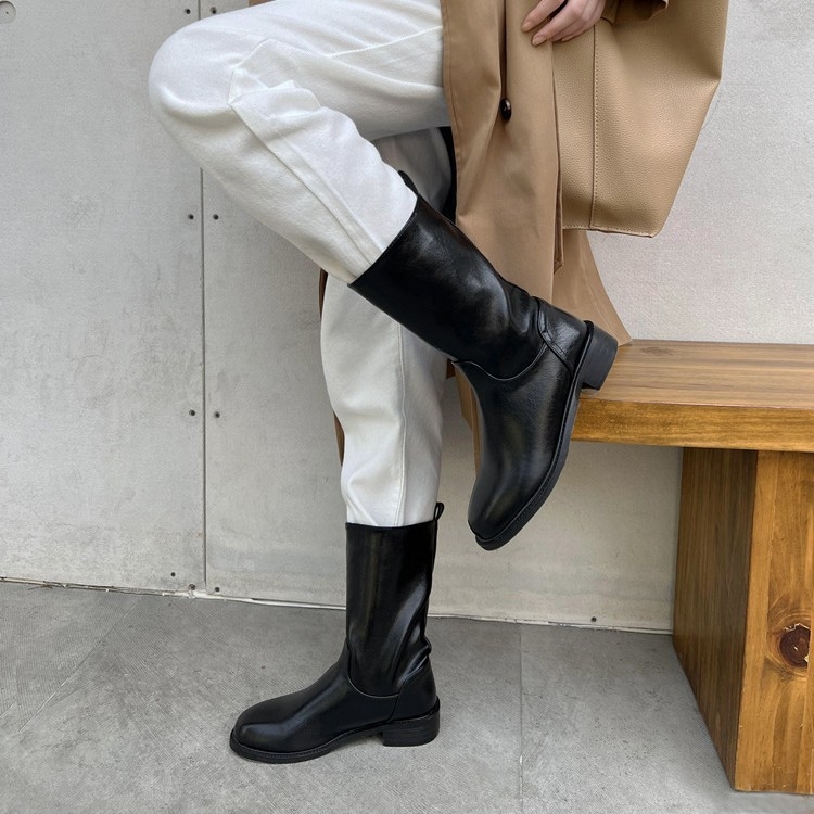 Μπότες ιπποτών – στρογγυλή μύτη; μεσαίο ύψος τακουνιού 3–5 εκ.; παχύ τακούνι; μεσαίο μήκος γάμπας; καουτσούκ σόλα