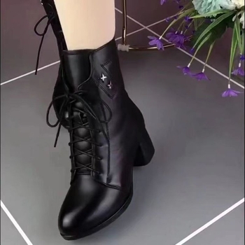 Sieviešu modes zābaki ar mikrofibras augšu, gumijas zole, asas purns, vidēja augstuma papēdis 3–5 cm, sānu rāvējslēdzējs