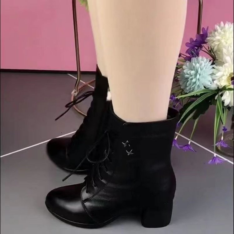 Sieviešu modes zābaki ar mikrofibras augšu, gumijas zole, asas purns, vidēja augstuma papēdis 3–5 cm, sānu rāvējslēdzējs