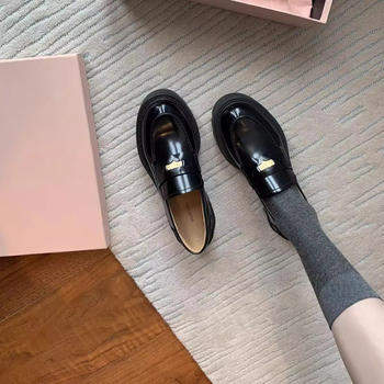 Női slip-on loaferek - kerek orr, vastag sarok, mikrofiber bőr felsőrész, gumitalp