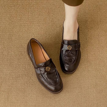 Loaferok marhabőrből készült felsőrésszel, belső talp természetes bőrrel, gumitalp, 3-5 cm középmagas sarok