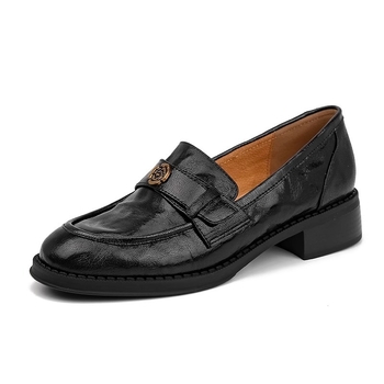 Loaferok marhabőrből készült felsőrésszel, belső talp természetes bőrrel, gumitalp, 3-5 cm középmagas sarok