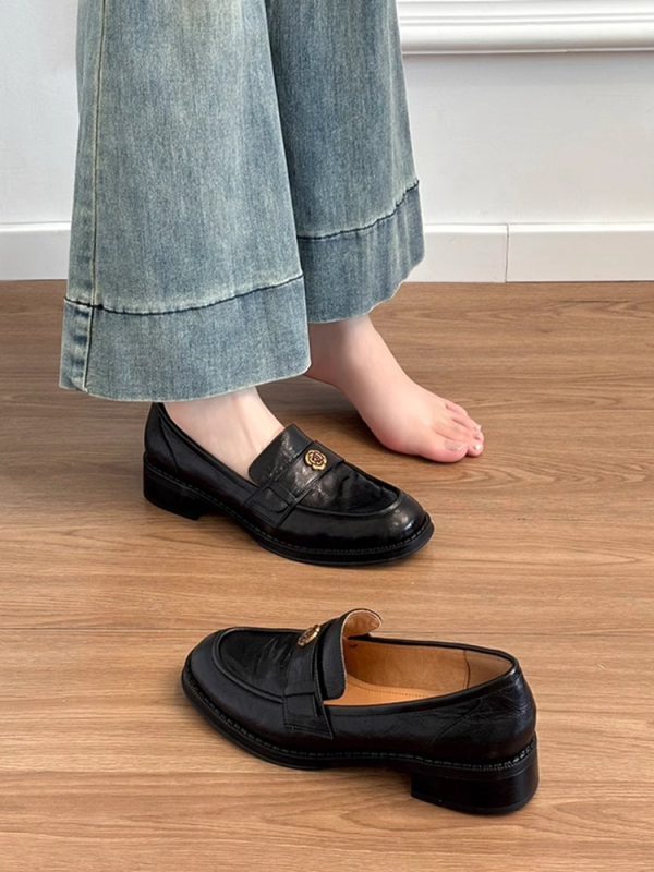Loaferok marhabőrből készült felsőrésszel, belső talp természetes bőrrel, gumitalp, 3-5 cm középmagas sarok