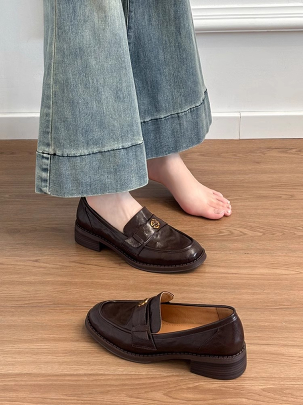 Loaferok marhabőrből készült felsőrésszel, belső talp természetes bőrrel, gumitalp, 3-5 cm középmagas sarok