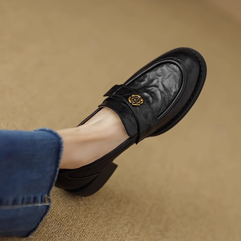 Loaferok marhabőrből készült felsőrésszel, belső talp természetes bőrrel, gumitalp, 3-5 cm középmagas sarok