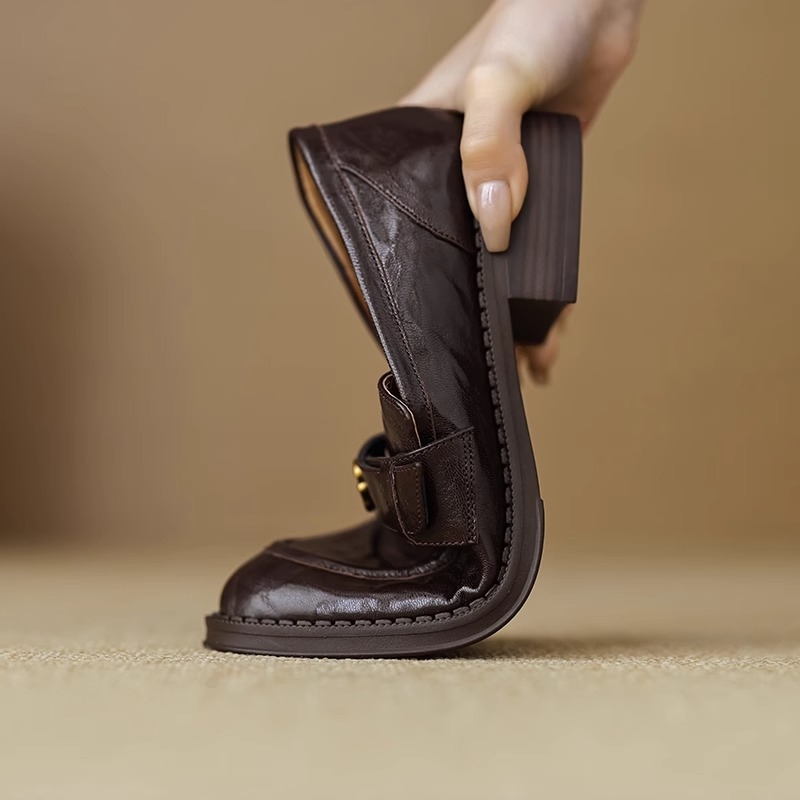Loaferok marhabőrből készült felsőrésszel, belső talp természetes bőrrel, gumitalp, 3-5 cm középmagas sarok