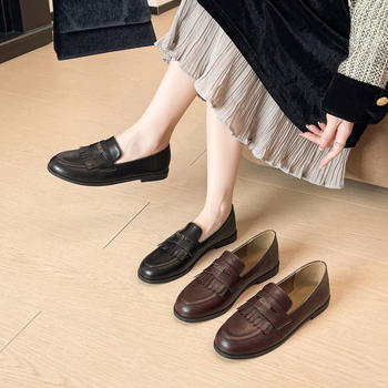Loafers cipő – brit stílus, kerek orr, mikrofiber bőr felsőrész, alacsony sarok 1–3 cm, gumírozott talp, slip-on kivitel