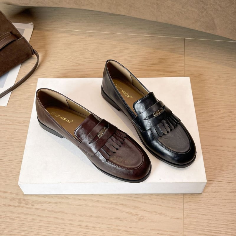 Loafers cipő – brit stílus, kerek orr, mikrofiber bőr felsőrész, alacsony sarok 1–3 cm, gumírozott talp, slip-on kivitel