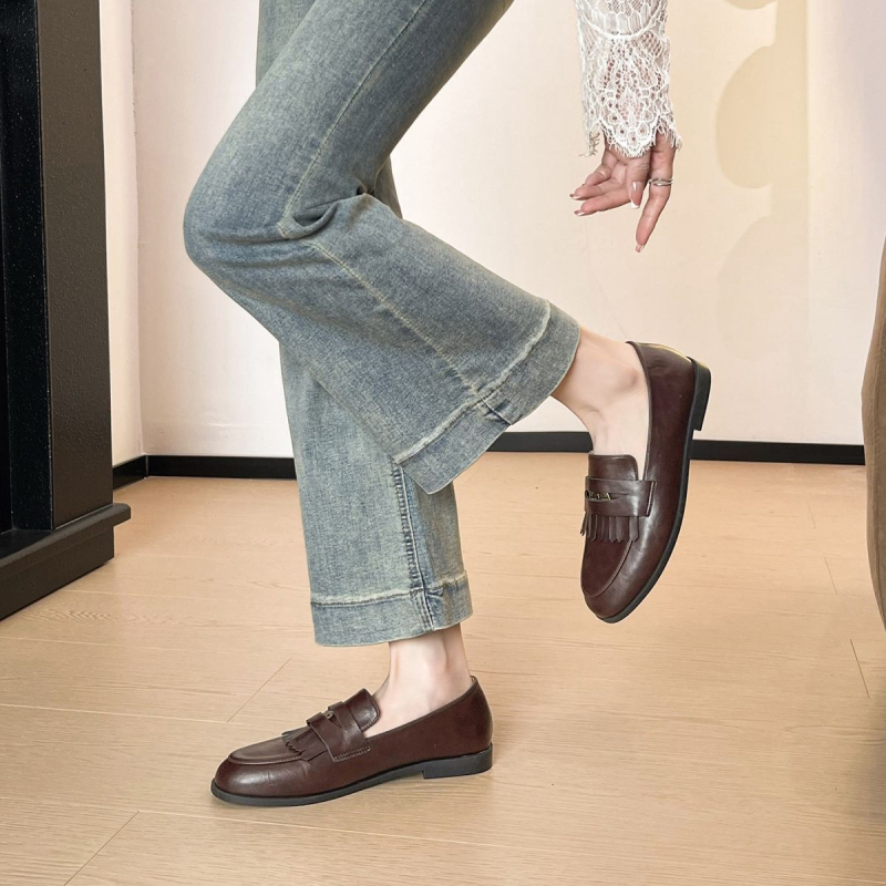 Loafers cipő – brit stílus, kerek orr, mikrofiber bőr felsőrész, alacsony sarok 1–3 cm, gumírozott talp, slip-on kivitel