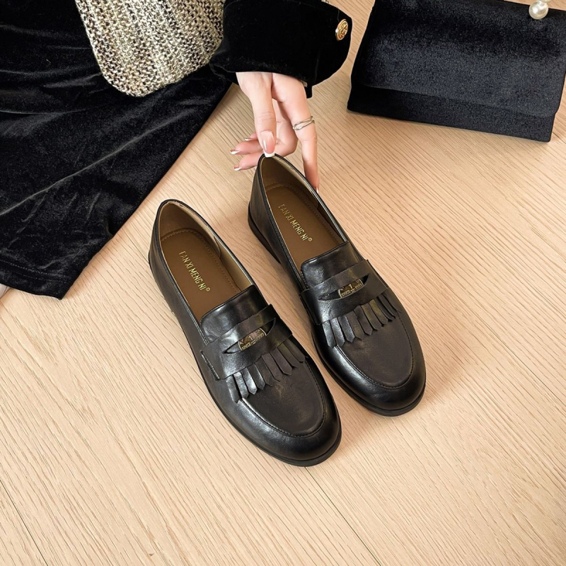 Loafers cipő – brit stílus, kerek orr, mikrofiber bőr felsőrész, alacsony sarok 1–3 cm, gumírozott talp, slip-on kivitel
