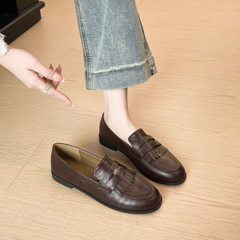 Loafers cipő – brit stílus, kerek orr, mikrofiber bőr felsőrész, alacsony sarok 1–3 cm, gumírozott talp, slip-on kivitel