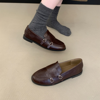 Lapos talpú loafers kerek orral, sekély nyílás, alacsony sarok 1–3 cm, gumírozott talp, felső része szuper rost