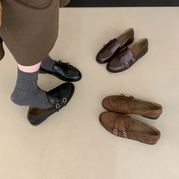 Lapos talpú loafers kerek orral, sekély nyílás, alacsony sarok 1–3 cm, gumírozott talp, felső része szuper rost