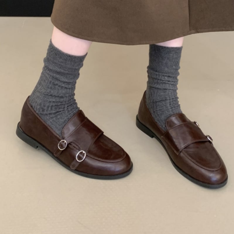 Lapos talpú loafers kerek orral, sekély nyílás, alacsony sarok 1–3 cm, gumírozott talp, felső része szuper rost